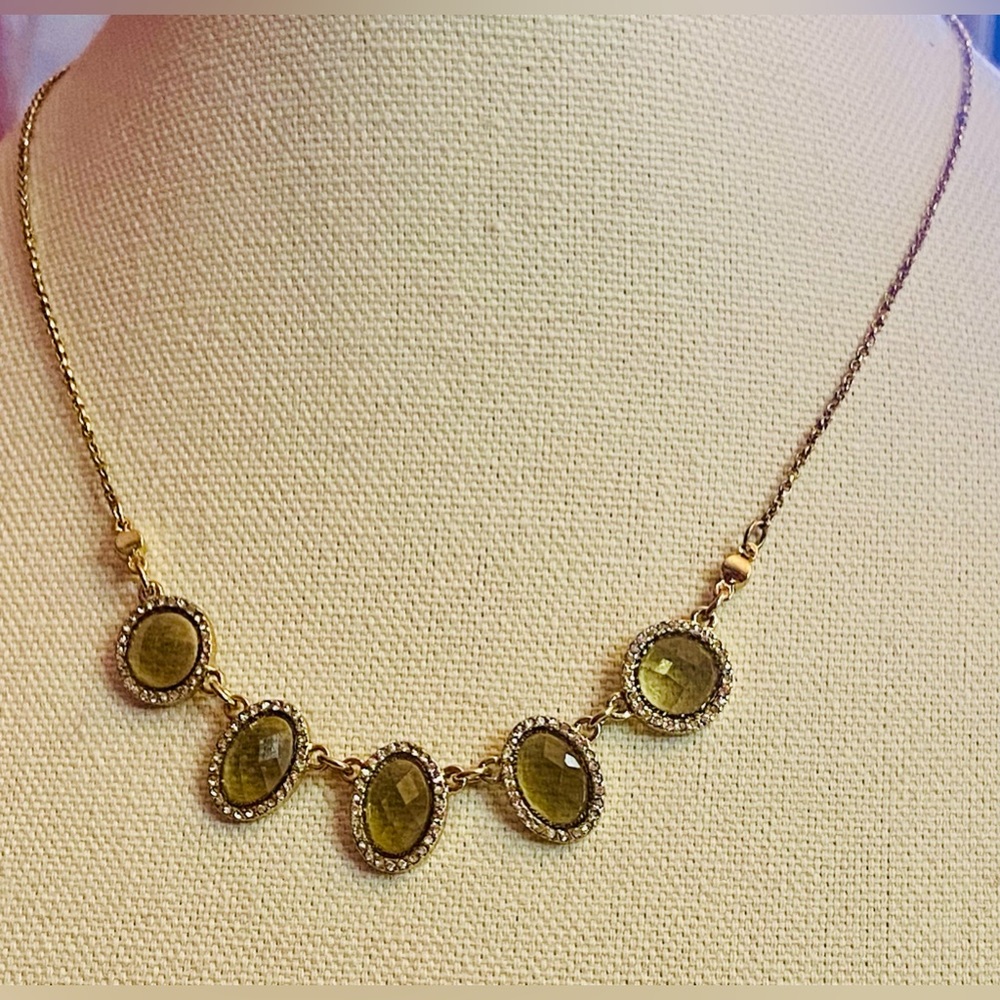 LOFT PERIDOT GREEN WITH FAUX DIAMONDS GOLDEN COLORED NECKLACE!